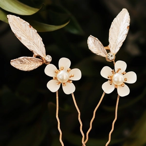 Handmade bridal hair comb set with white flowers and pearls on gold U-shaped pins