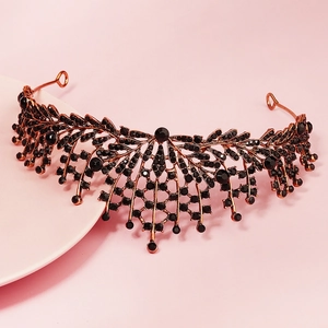 Detailweergave van zwarte strass-steentjes en bronzen legering op de gotische bruidskroon