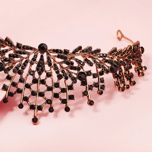 Gedetailleerde close-up van antieke bronzen bruidskroon met zwarte strass-stenen
