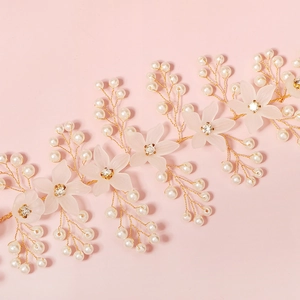 Eleganter Brauthaarkamm mit handgefertigten Blumen, Perlen und Golddrahtdetails