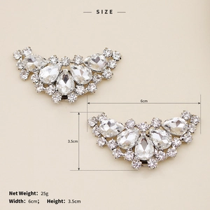 Detail view of 6x3.5cm rhinestone shoe clips with sparkling pear-cut silver buckles
