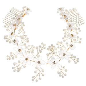 Eleganter Brauthaarkamm mit weißen Blüten und Perlen auf Golddraht für Hochzeitsfrisuren