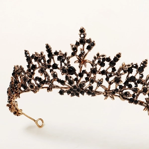 Detail van vintage bronzen tiara met zwarte strass-steentjes voor bruiden of kostuums