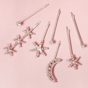 Set de 7 barrettes vintage argentées avec strass brillants et motifs étoile et lune sur fond rose