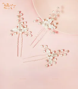 Détails des épingles à cheveux de mariée avec feuilles argentées, perles et cristaux brillants