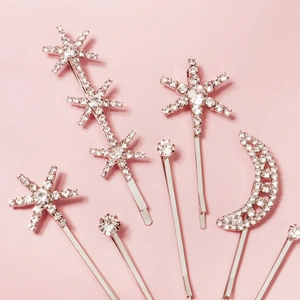 Détail de barrettes argentées avec des motifs de strass scintillants d'étoile et de lune