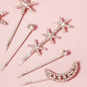 Barrettes à cheveux étoiles et lune en strass argentés sur fond rose pastel