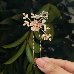 Detail of handmade champagne gold bridal hair comb with pearls and pink crystal petals