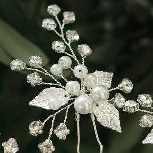 Épingle à cheveux de mariée faite main avec perles et strass sur feuilles argentées