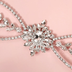Elegant bridal hair comb with silver rhinestones and flower crystals for wedding parties
