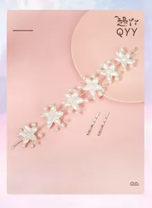Détail du serre-tête de mariée à fleurs en cristal blanc avec perles et épingles à cheveux