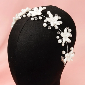 Serre-tête de mariée élégant avec fleurs en acrylique blanc et perles sur fil d'argent