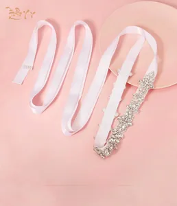 Vue détaillée d'une ceinture de mariée en strass marquise sur un ruban de satin blanc