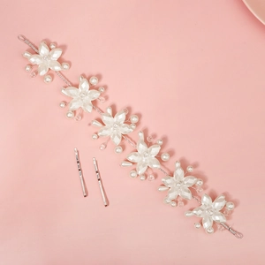 Serre-tête de mariée fait main avec fleurs blanches et perles sur fond rose