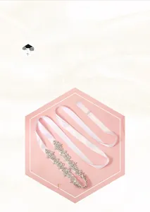 Détail de ceinture de mariée de luxe avec motifs floraux en strass sur ruban satiné blanc