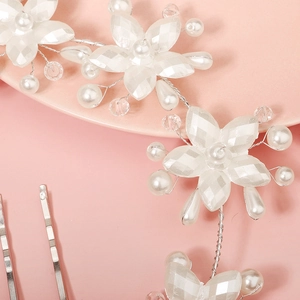 Serre-tête de mariée élégant avec perles à la main et fleurs acryliques sur fil argenté