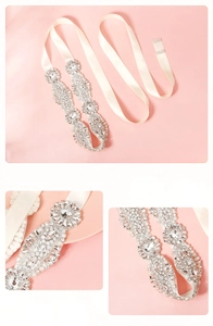 Vue détaillée de la ceinture de mariée avec strass radieux et perles sur ruban de soie blanc