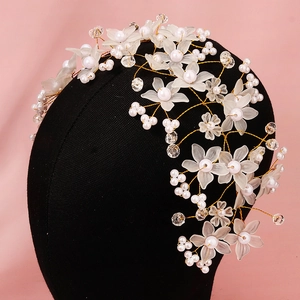 Handgefertigtes Braut-Stirnband mit weißen Blumen, Perlen und Kristallen auf Golddraht
