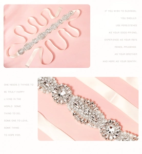 Détails de la ceinture de mariée avec strass scintillants, perles et ruban d'ivoire