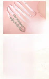 Détails du motif floral en cristal sur une ceinture de mariée en satin soyeux