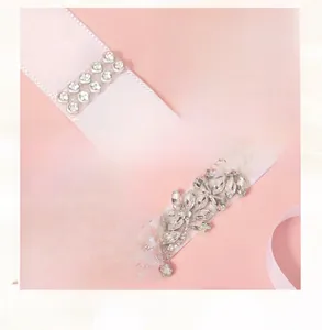 Détail macro de ceinture de mariée avec cristaux, perles et fil de cuivre