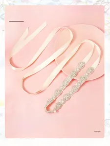 Détail de ceinture de mariée avec strass et perles sur ruban ivoire pour robes de mariée
