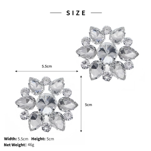 Close-up of crystal shoe clips with 5.5cm width and detailed dimensions on white background