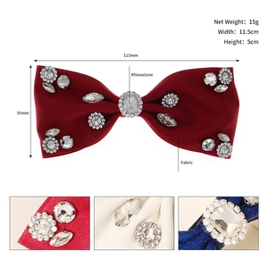 Vue détaillée du nœud à cheveux en strass avec dimensions 11,5x5cm et poids 15g en rouge