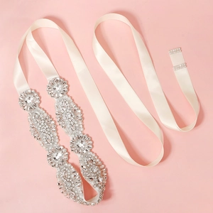 Ceinture de mariée de luxe avec ruban en satin ivoire et motifs floraux en strass brillants