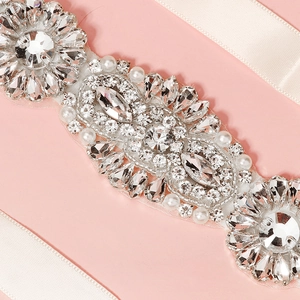 Ceinture de mariée luxueuse avec strass argentés et perles sur ruban rose