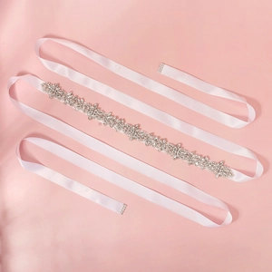 Ceinture de mariée de luxe avec motifs floraux en cristal sur ruban de satin blanc