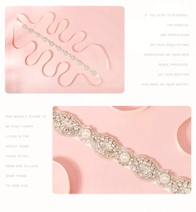 Détail d'une ceinture de mariée rose avec strass argentés et perles cousus main