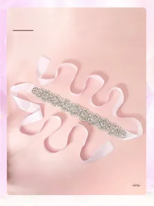 Détail de la ceinture de mariée de luxe avec strass scintillants et ruban en satin