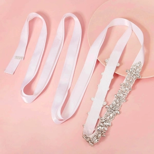 Ceinture de mariée élégante avec ruban en satin rose et fleurs de luxe en strass