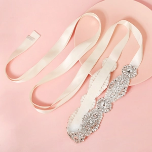 Ceinture de mariée de luxe avec strass et perles sur ruban de satin ivoire