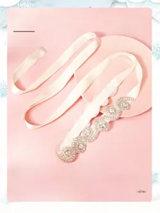 Ceinture de mariée exquise avec cristaux strass ondulés sur ruban de soie ivoire