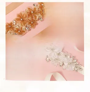 Dettaglio di una cintura da sposa fatta a mano con strass e fiori di perle su rete