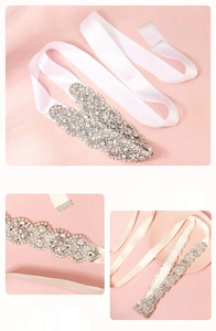 Détail de ceinture de mariée avec strass luxueux et perles cousues à la main sur satin