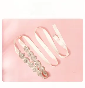 Détail de ceinture de mariée élégante avec strass sur ruban en soie de couleur ivoire