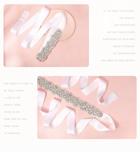 Gros plan sur une ceinture de mariée de luxe avec strass argentés et perles sur satin
