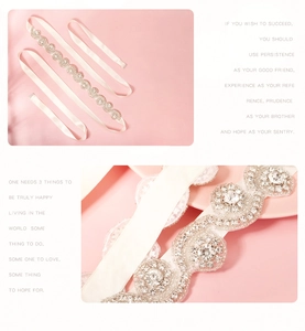 Vue macro détaillée de strass argentés cousus main sur une ceinture de mariée en satin