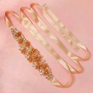 Cintura da sposa in raso champagne con dettagli floreali in cristallo e paillettes