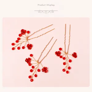 Détails de trois épingles à cheveux de mariée rouges avec finition dorée et perles