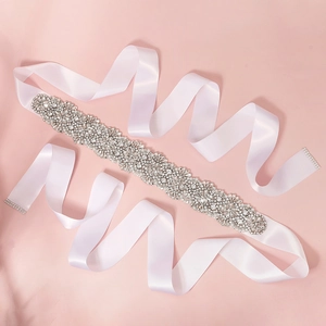 Ceinture de mariée élégante avec cristaux de luxe, perles et ruban en satin blanc