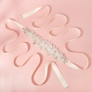 Elegante cintura da sposa con fiori in rete, strass e perle su nastro di raso crema