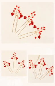 Détail de trois épingles à cheveux roses rouges faites main avec fil d'or et perles