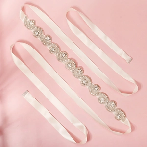 Ceinture de mariée élégante ornée de strass luxueux sur ruban en satin couleur champagne