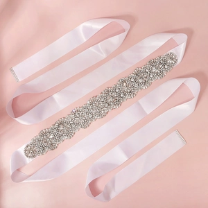 Ceinture de mariée luxueuse avec strass étincelants et perles sur ruban de satin blanc