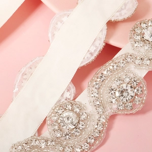 Ceinture de mariée raffinée avec cristaux cousus main et perles argentées sur ruban blanc