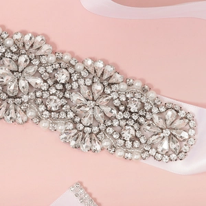 Ceinture de mariée luxueuse avec cristaux étincelants et perles sur ruban de satin blanc
